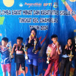 Para atlet juara saat momen pemberian tropi dan piagam O2SN SD