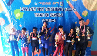 Para atlet juara saat momen pemberian tropi dan piagam O2SN SD